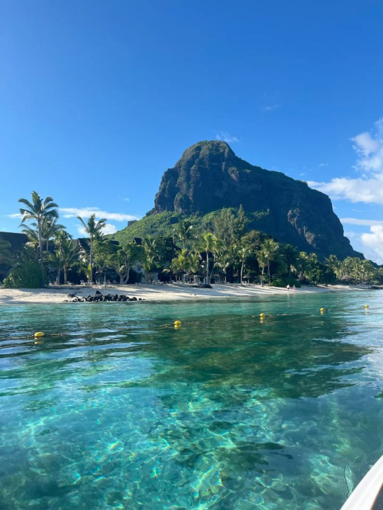 Torquoise water and green mountain top in Mauritius